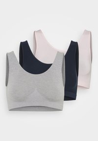 Tres sujetadores: gris, azul marino y rosa claro. Hechos de una tela suave, con escote redondeado y tirantes anchos. Textura suave con un detalle mínimo.