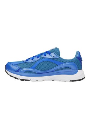 Blauwe sportieve sneaker met mesh en synthetisch bovenwerk, blauwe veters, witte tussenzool en zwarte profielzool, vanuit de zijkant getoond op een witte achtergrond.