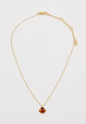 Colar de corrente dourada com um pendente em forma de pétala castanha com quatro camadas, segurado por um fecho dourado, comprimento ajustável com um acento em forma de coração.