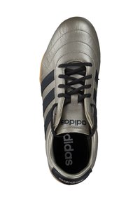 Chaussure en cuir gris métallique avec des accents et des lacets noirs, comportant trois bandes noires ; semelle en caoutchouc avec un design texturé.