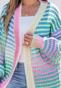 Cárdigan multicolor con rayas en tonos pastel de azul, rosa y verde. Tejido suave y texturizado; abertura frontal con puños y dobladillo acanalados.
