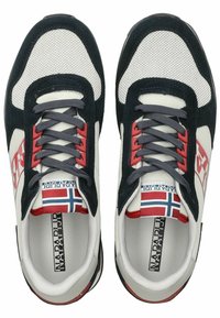 Sneakers Nadapdap con un mix di camoscio nero, rete grigia e pelle bianca. Accenti rossi sui lacci e sul logo; bandiera norvegese sulla soletta.