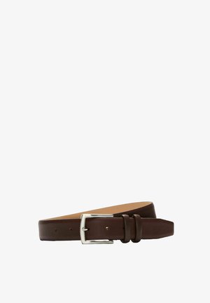 Ceinture en cuir marron avec boucle rectangulaire argentée, deux passants et plusieurs trous d'ajustement, présentée enroulée sur fond blanc.