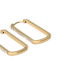 Boucles d'oreilles en or en forme rectangulaire, ornées d'une rangée de strass clairs le long d'un bord et d'une finition métallisée polie.