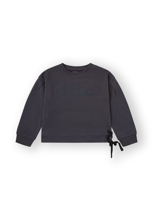 Sudadera de manga larga gris oscuro con "Rebel" bordado en la parte frontal y un detalle de cinta negra anudada en la parte inferior derecha.