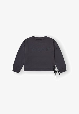 Sudadera de manga larga gris oscuro con "Rebel" bordado en la parte frontal y un detalle de cinta negra anudada en la parte inferior derecha.