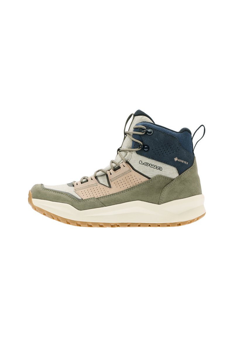 Scarpa da trekking alta in beige, verde e blu navy. Presenta suede, mesh traspirante, perforazioni e suola in gomma con grip testurizzato.