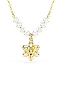 Goldkette mit weißen Perlen und einem goldfarbenen, blumenförmigen Anhänger, der mit rosa Edelsteinen besetzt ist, auf weißem Hintergrund.