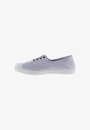 Sneaker in tela viola chiaro con punta in gomma bianca, cinque asole metalliche e suola in gomma bianca testurizzata. Superficie liscia con design minimalista.