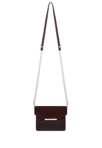 Borsa a mano in pelle marrone con pattina in suede, hardware in argento e tracolla a catena. Presenta una texture liscia e una forma rettangolare.