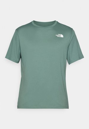 Camiseta de manga corta verde claro hecha de una tela suave. Presenta un pequeño logo blanco en la parte superior izquierda del pecho y un cuello redondo.