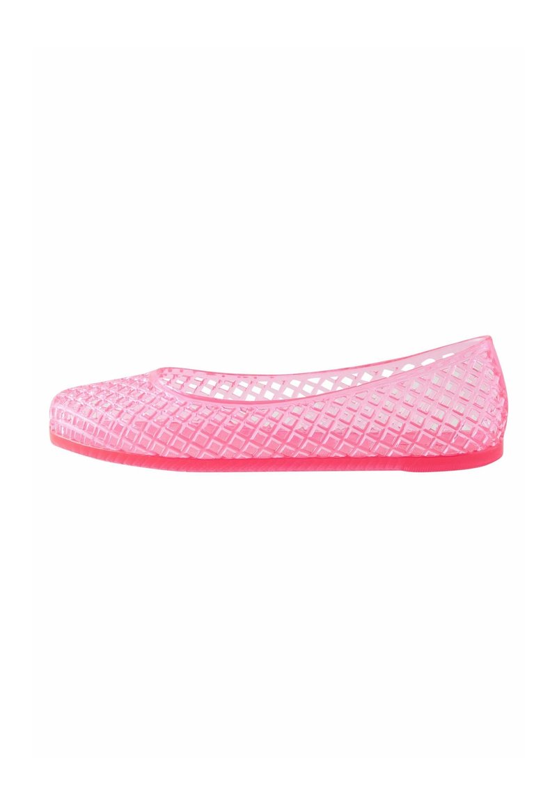 Chaussure plate transparente rose avec un motif en treillis et un bout arrondi, présentée sur fond blanc.