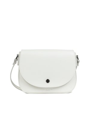Biała skórzana torebka na ramię z zaokrągloną klapką, srebrnym zatrzaskiem, regulowanym paskiem i subtelnym wytłoczonym logo marki z przodu.