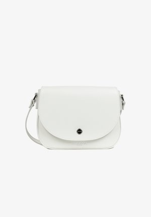 Sac bandoulière en cuir blanc avec rabat incurvé, fermeture à bouton argenté, bandoulière réglable et logo de la marque discrètement embossé à l'avant.