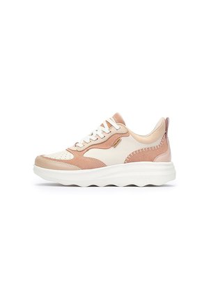 Baskets avec un mélange de cuir et de suède rose et crème, dotées d'un avant perforé, de lacets blancs et d'une semelle épaisse et texturée.