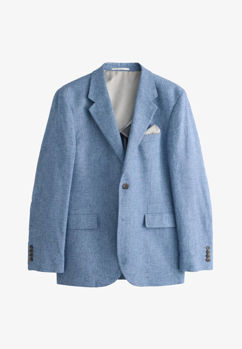 Blazer bleu clair à simple boutonnage avec revers crantés, deux poches avant à rabat, une fermeture par un bouton et un mouchoir blanc dans la poche sur fond blanc.