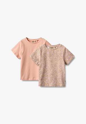Deux t-shirts : l'un de couleur rose clair uni, l'autre avec un motif floral dans des tons de rose, jaune et brun sur un fond clair. Manches courtes et encolures rondes.