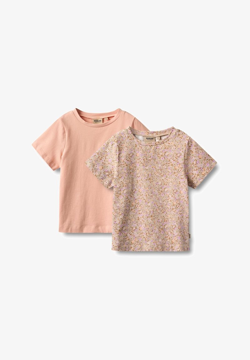 Dvě trička: jedno jednobarevné světle růžové, druhé s květinovým vzorem v růžové, žluté a hnědé na světlém pozadí. Krátké rukávy a kulaté výstřihy.