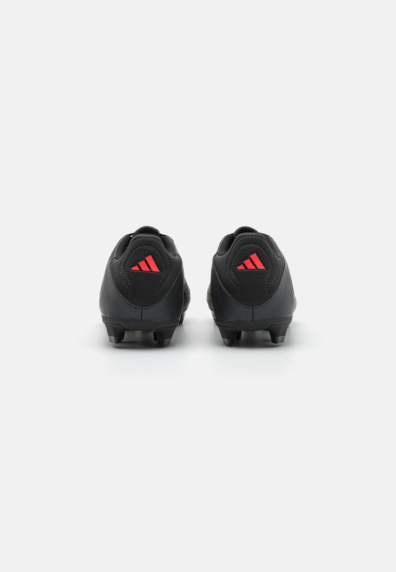 Botas de fútbol negras con parte superior texturizada, dos acentos del logo rojo de adidas en el talón y tacos negros para un óptimo agarre en superficies de hierba.