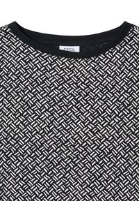 Czarny T-shirt z geometrycznym białym wzorem, okrągłym dekoltem i krótkimi rękawami. Materiał ma gładką fakturę i casualowy design.