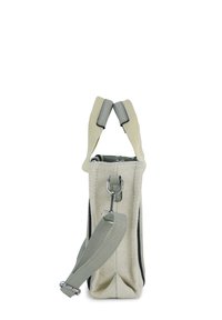 Beige en grijze stoffen handtas van de zijkant weergegeven, met een verstelbare schouderband en dubbele handgrepen aan de bovenkant.