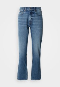 Lys blå denimjeans med rett snitt og lett utvidelse. Har fem lommer, knapplukking og subtile slitasjedetaljer.