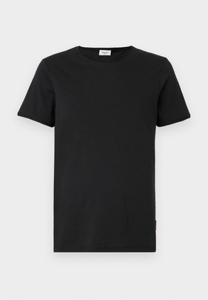 Zwart katoenen t-shirt met een ronde halslijn, korte mouwen en een rechte snit. Heeft een klein rood accentlabel aan de onderzijde.