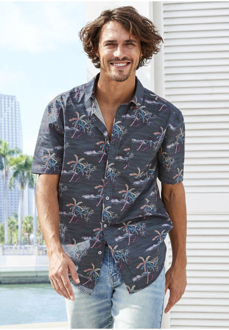 Kurzärmliges Hemd in Dunkelgrau mit einem tropischen Palmbaum-Muster in Pastellfarben, mit einer Brusttasche und einem lockeren Schnitt.