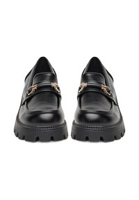 Černé kožené mokasíny s masivní gumovou podrážkou, zdobené zlatou sponou a hladkým povrchem. Zaoblený tvar špičky s detailním prošíváním.