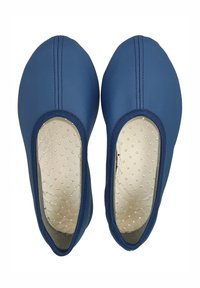 Blaue Leder Slipper mit glattem Obermaterial, runder Zehenform und perforierter beiger Innensohle. Verfügt über doppelte Steppnähte entlang der Vorderkante.
