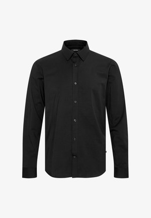 Sort langærmet skjorte med knapper og spidse krave, synlig mærke inden i kraven og en buet nederkant.