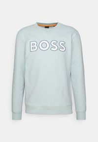 Ljusblå sweatshirt med en djärv vit "BOSS"-logotyp, rund halsringning samt ribbade cuffs och nederkant för en skräddarsydd look. Mjuk, slät textur.