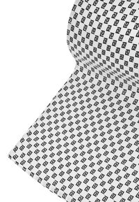 Biała tkanina z powtarzającym się czarnym wzorem geometrycznym. Wzór składa się z małych kształtów ułożonych w układzie diamentowym, co tworzy teksturowany wygląd.