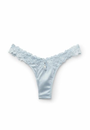 Tanga de satén azul claro con cintura de encaje y pequeño charm en forma de corazón en el centro frontal sobre un fondo blanco.