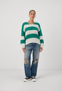 Vero Moda Petite VMERIN STRIPE V NECK - Svetrík - pepper green/birch