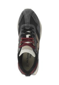 Scarpa sportiva con tomaia in suede grigio, sezioni in tessuto nero, accenti bordeaux e beige, lacci testurizzati e suola in gomma spessa.