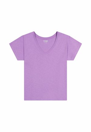 Lilla kortærmet bomuld T-shirt med V-hals og Wrangler-logo trykt inde i kraven.