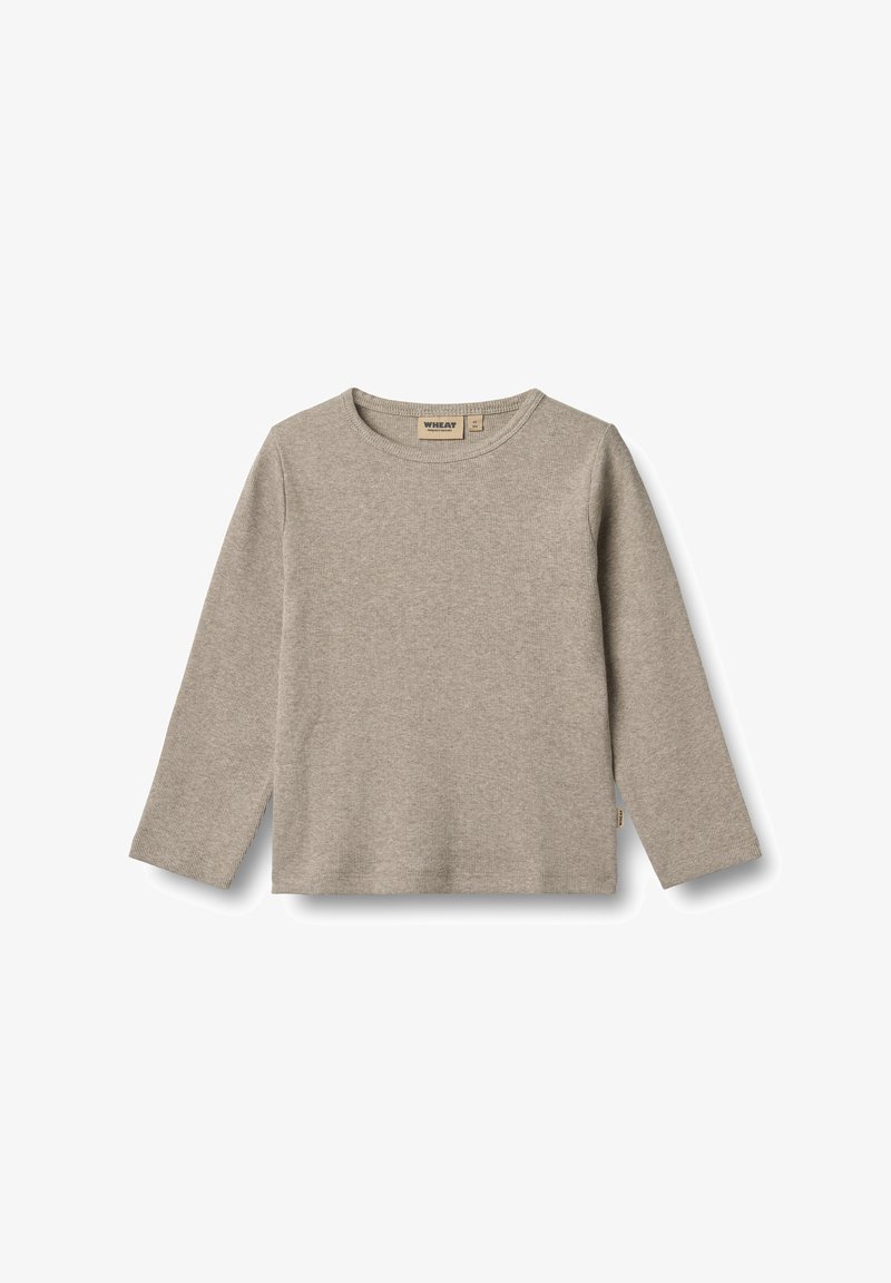 Chemise en maille beige à manches longues avec encolure ronde, petite étiquette de marque sur le col et le côté, posée à plat sur fond blanc.