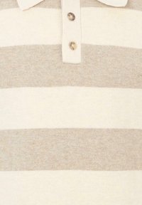 Beige en crème gestreepte polo shirt van zacht gebreid materiaal met een klassieke kraag en een drie knoopsluiting. Gevoelige textuur.