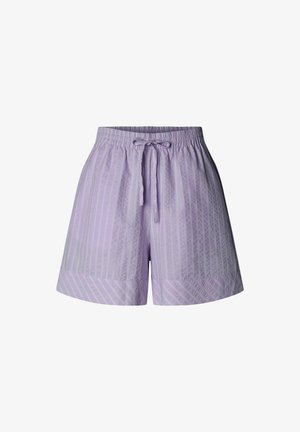 Lilla elastse paeltega lühikesed püksid vertikaalsete triipude, küljetaskute ja ees oleva nööriga, valgel taustal.