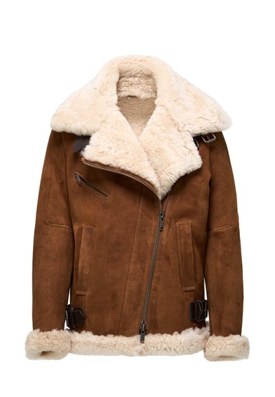 Brun lammeskindsjakke med en cremefarvet faux fur-krave, lynlås foran, sidelommer og spændeudsmykninger på ærmerne. Blød tekstur generelt.