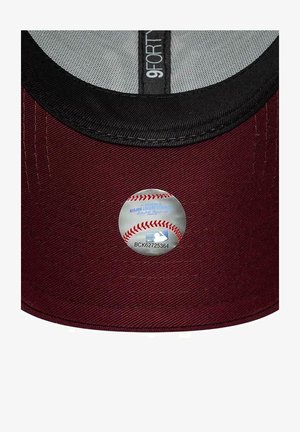 Casquette de baseball bordeaux avec doublure intérieure noire et petit autocollant hologramme circulaire MLB représentant une balle de baseball et un code sur la visière.