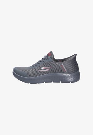 Grauer Skechers Go Walk Mesh-Sneaker mit Schnürung vorne und profilierter Sohle, seitlichem Logo und gepolstertem Fersenkragen.