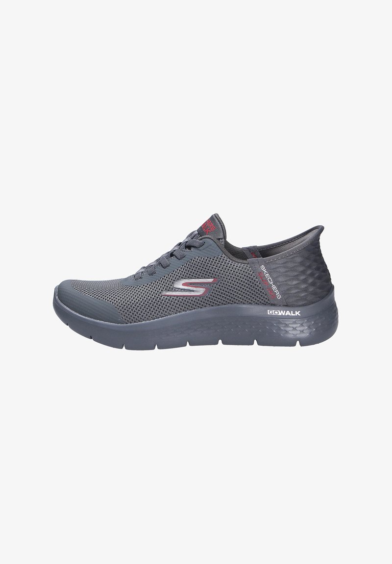 Γκρι αθλητικό παπούτσι Skechers Go Walk από δίχτυ με κορδόνια εμπρός και υφασμένο πέλμα, λογότυπο στο πλάι και επενδυμένο περιμετρικό μέρος φτέρνας.