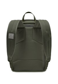 Olijfgroen rugzak met gewatteerde schouderbanden en textuurstof. Heeft een bovenhandvat en een logopatch, ontworpen voor comfort en duurzaamheid.