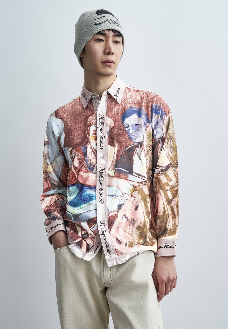 Πουκάμισο με κουμπιά με πολύχρωμο, αφηρημένο σχέ διο που απεικονίζει πρόσωπα. Κατασκευασμένο από ελαφρύ ύφασμα, με λευκό γιακά και μανσέτες με λογότυπο.