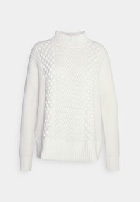 Pull blanc en maille avec col montant côtelé, motifs en maille torsadée texturée et maille gaufrée sur le devant et les manches.