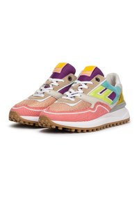 Sneaker multicolori realizzati in mesh, suede e materiali sintetici. Il design include accenti rosa, beige, lavanda e verde con superfici testurizzate.