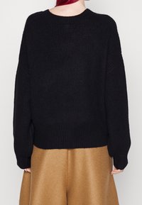 Won Hundred Neule - black