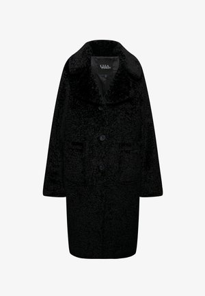Černý oversized kabát vyrobený z hřejivé látky, který má klasický límec, čtyři přední knoflíky a dvě přední nakládané kapsy.